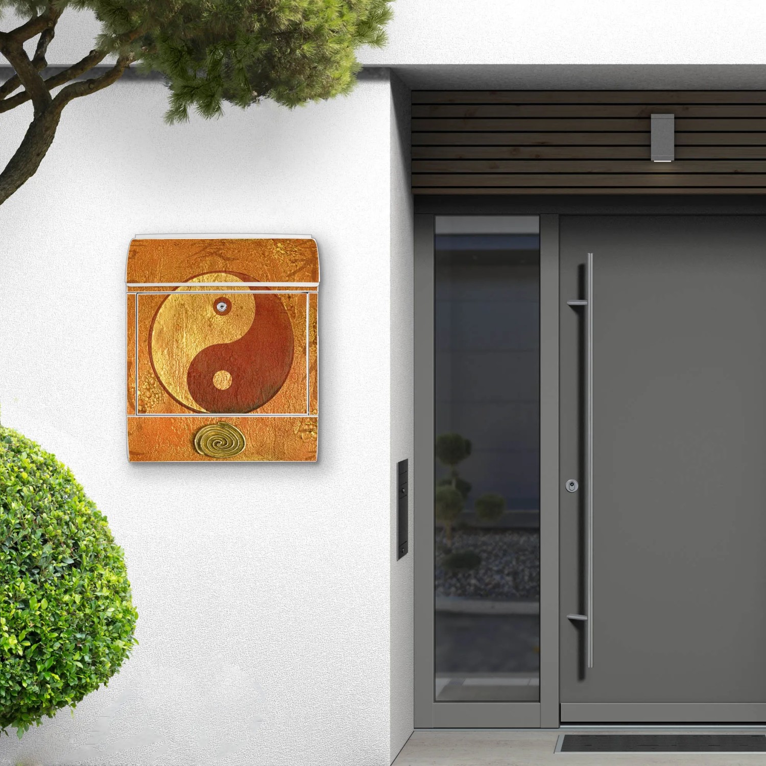 Weißer Design Briefkasten mit Yin Yang Motiv und Zeitungsfach. Pulverbeschichtet, 39x47x14cm.