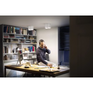 Szene mit Philips Hue LED-Spot Pillar, 2-flammig, White Ambiance in Weiß im Wohnraum.