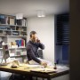 Szene mit Philips Hue LED-Spot Pillar, 2-flammig, White Ambiance in Weiß im Wohnraum.