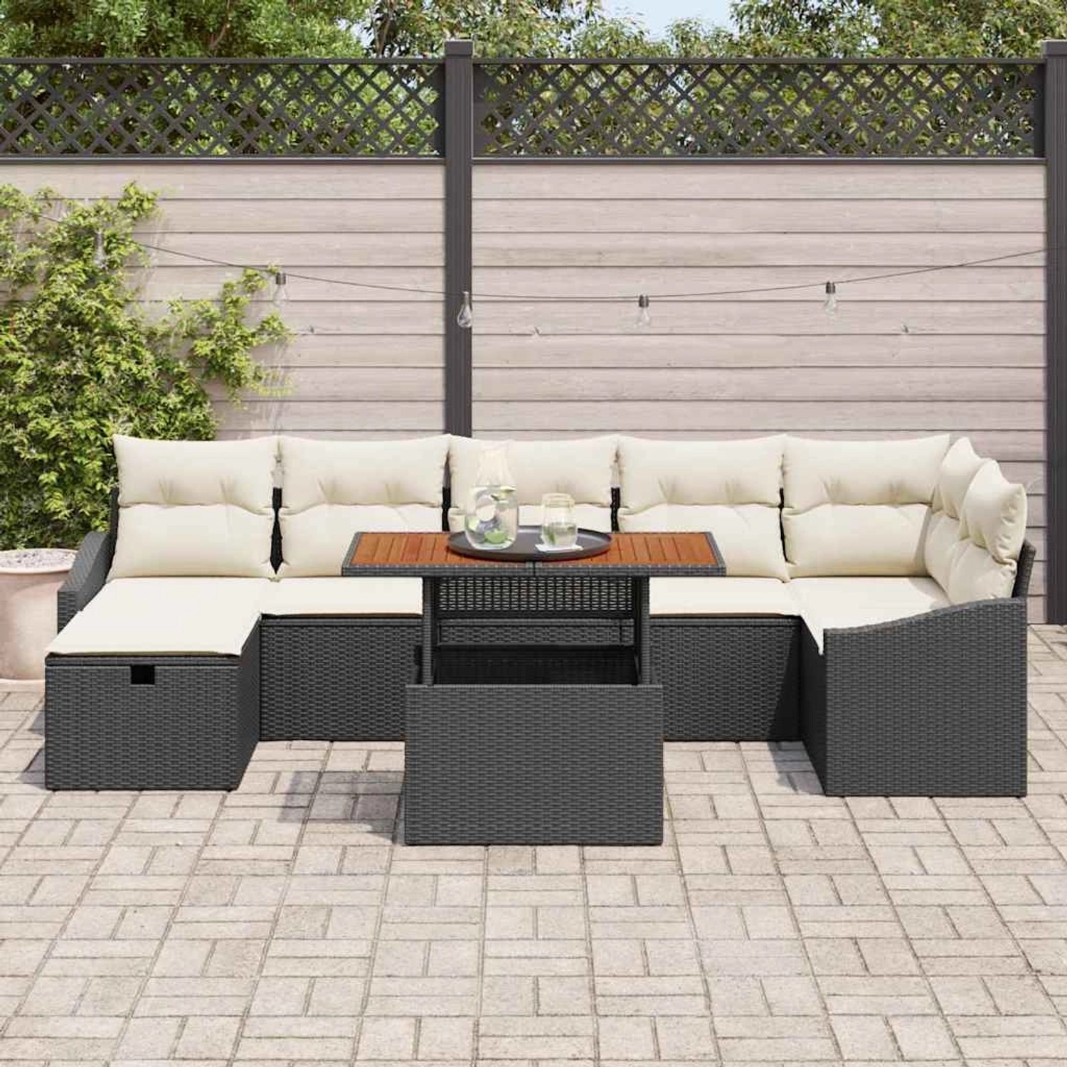 Schwarzes 8-teiliges vidaXL Garten-Sofa-Set aus Poly Rattan mit Tisch und cremefarbenen Polstern.