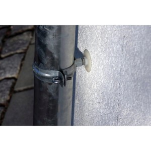 Celo Isolationsdübel IPL 95 DS M10 mit weißer Dichtscheibe befestigt graues Regenfallrohr an gedämmter Fassade. Für WDVS.