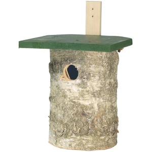 Birken-Nisthöhle: Nistkasten aus Birkenholz mit grünem Dach und Aufhängelasche.