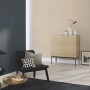 Wohnraum mit Rasch Vliestapete Florentine III Uni Leinen in Beige und Dunkelblau.