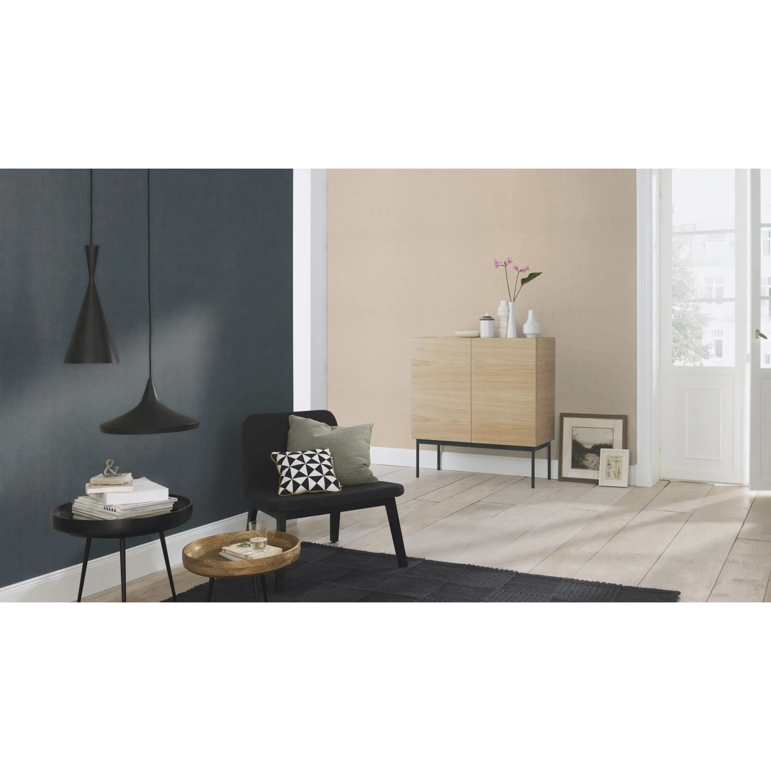 Wohnraum mit Rasch Vliestapete Florentine III Uni Leinen in Beige und Dunkelblau.