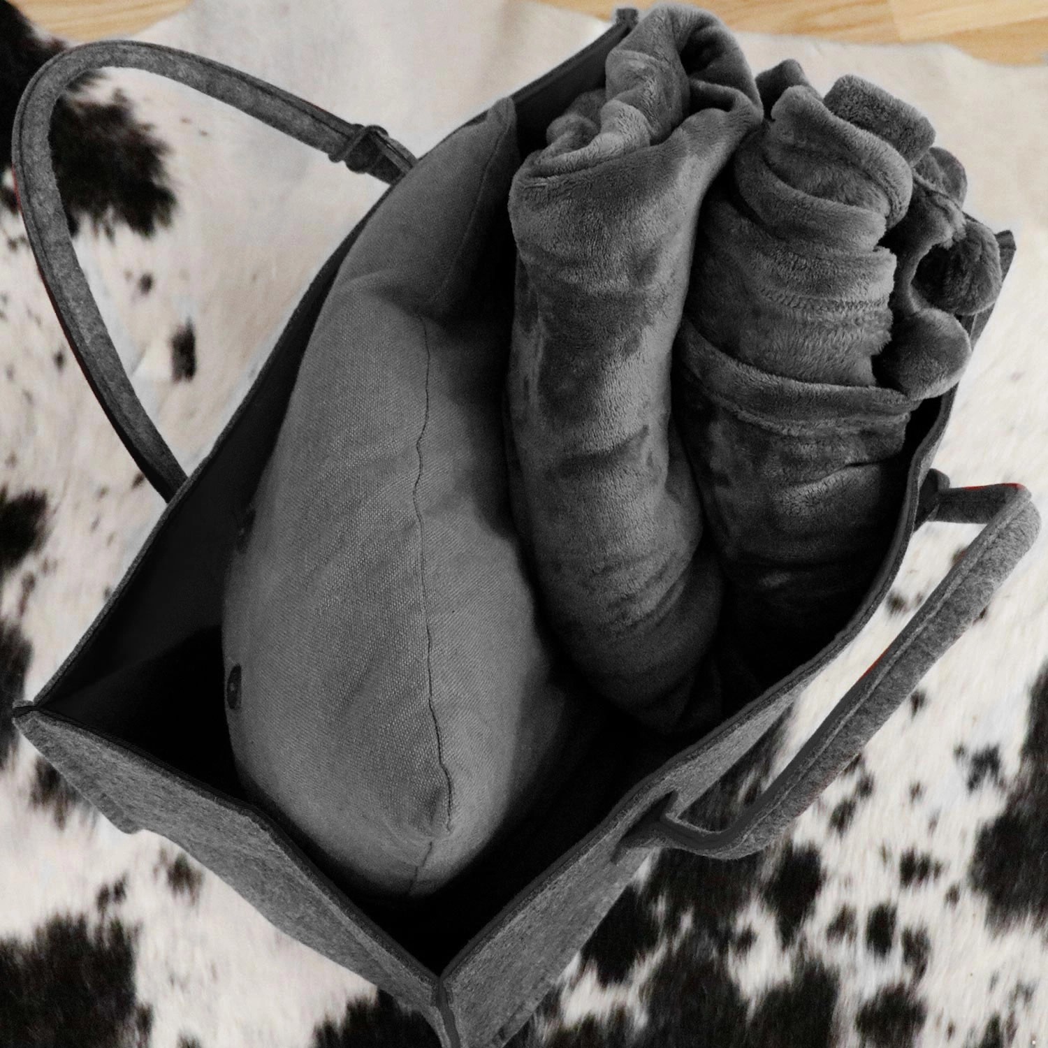 2er Set Filztaschen in Grau und Schwarz (25x25x25cm) mit Kissen und Decke gefüllt.