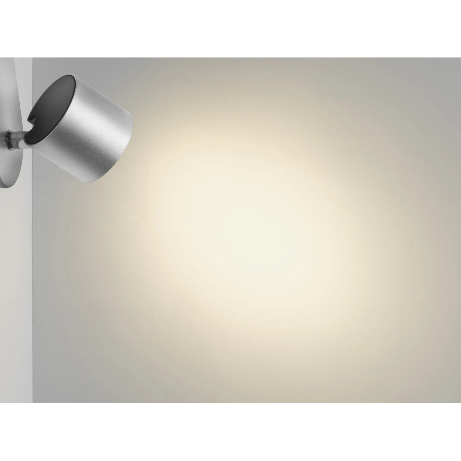 Silberner Philips LED-Spot Star an Wand, warmweißes Licht.