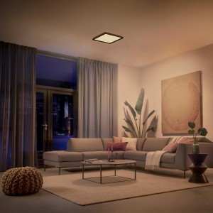 Philips Hue Tento LED-Panel in Schwarz, quadratische Deckenleuchte im Wohnzimmer.