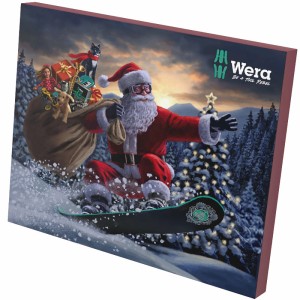 Wera Adventskalender mit Werkzeug-Set: Weihnachtsmann auf Snowboard mit Geschenkesack vor Tannenbaum.