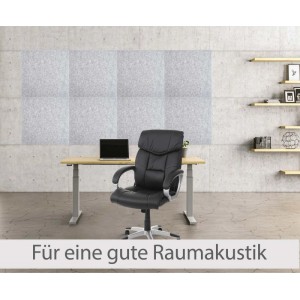 Helle, quadratische Akustikpaneele an einer Betonwand im Büro. Verbessern die Raumakustik und den Schallschutz.