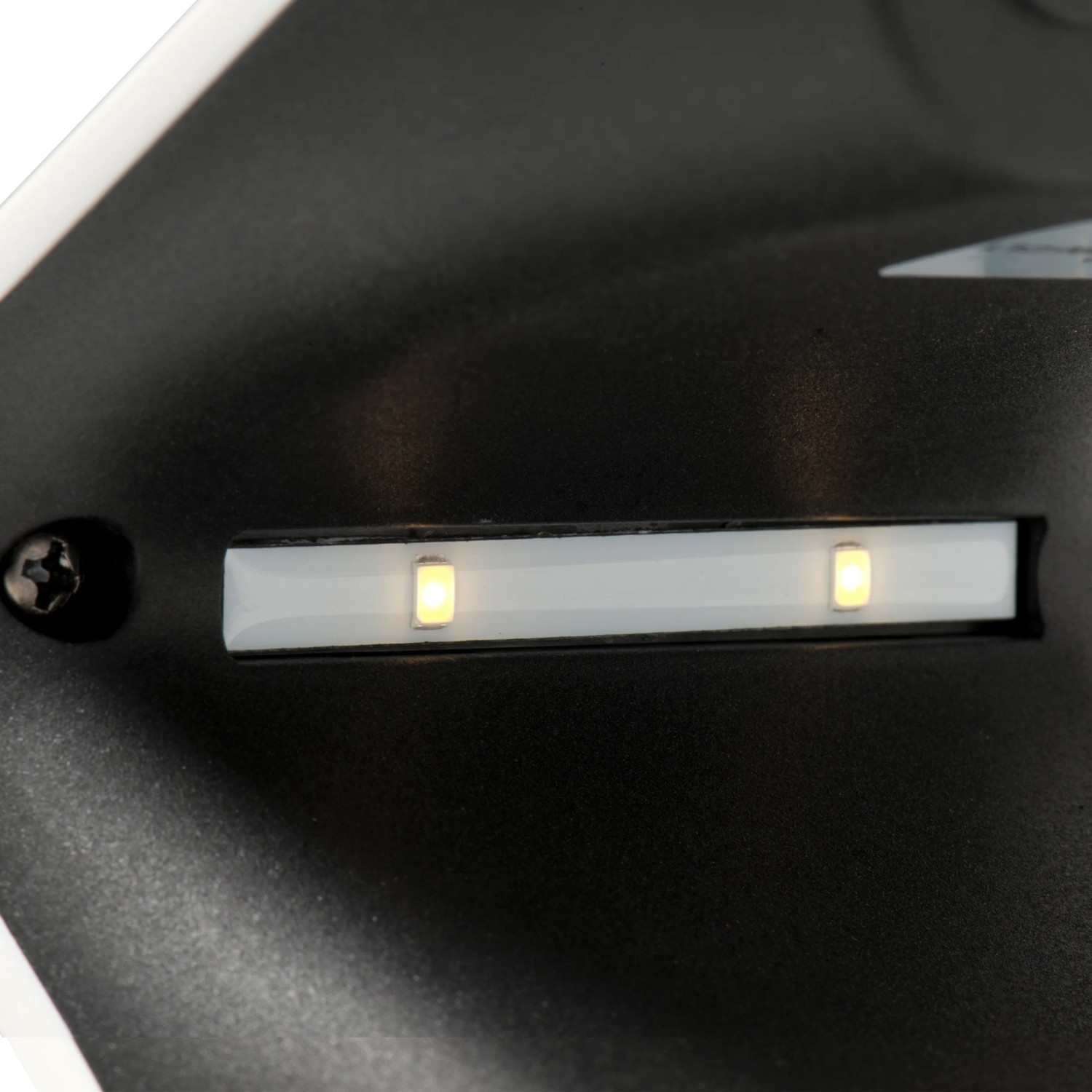 Detailaufnahme der indirekten Beleuchtung der LED Solar Außenleuchte Butterfly.