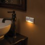 Mr.Beams MB710Amber Batterieleuchte als Nachtlicht an Wand montiert.