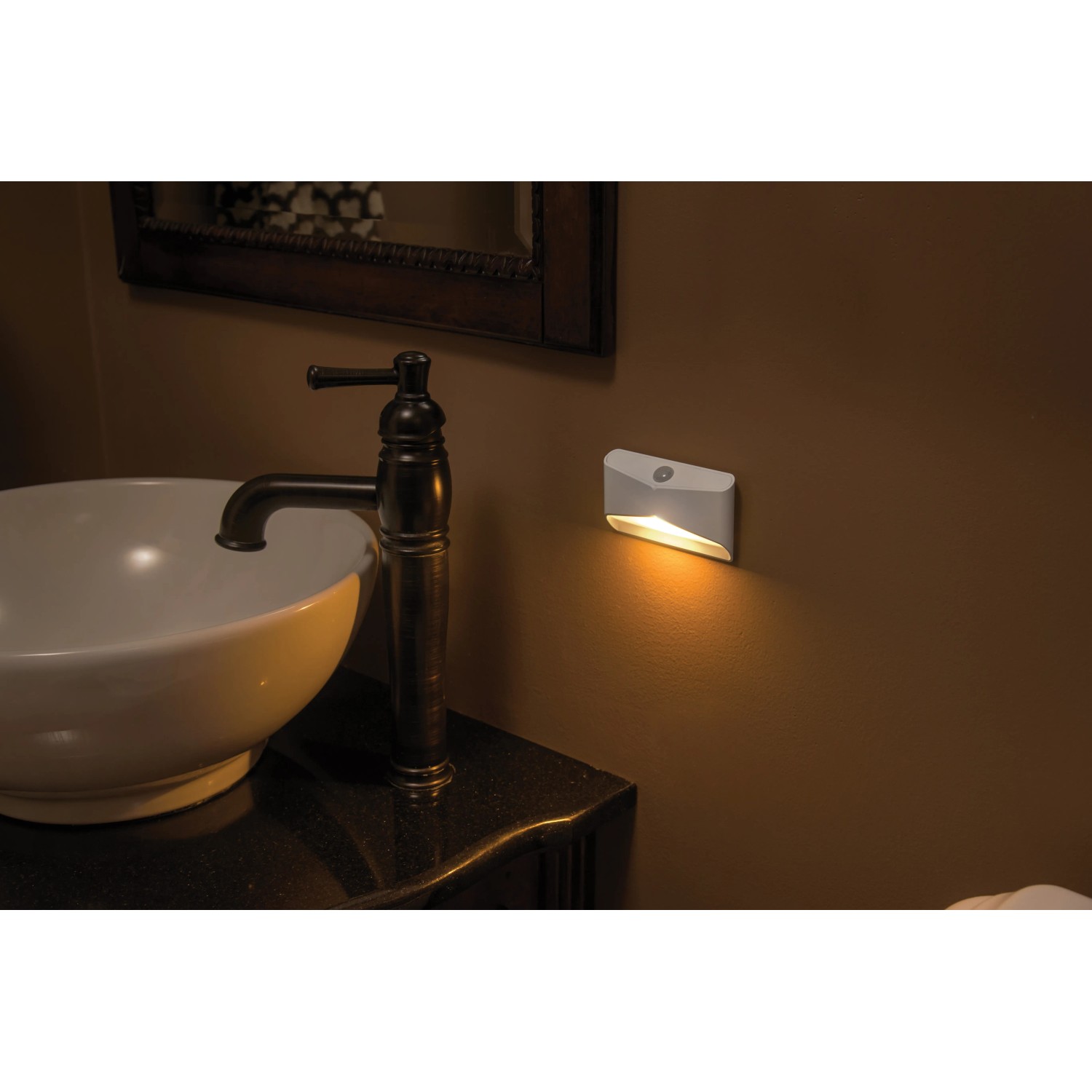 Mr.Beams MB710Amber Batterieleuchte als Nachtlicht an Wand montiert.