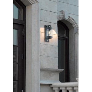 Anthrazitfarbene Trio LED-Außenwandleuchte Sambesi mit Bewegungsmelder an Hauswand.