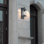 Anthrazitfarbene Trio LED-Außenwandleuchte Sambesi mit Bewegungsmelder an Hauswand.