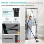Mann saugt durch offenes Sekey Magnet-Fliegengitter an Balkontür. Schnallenbänder ermöglichen freien Durchgang. Fenster-Zubehör.