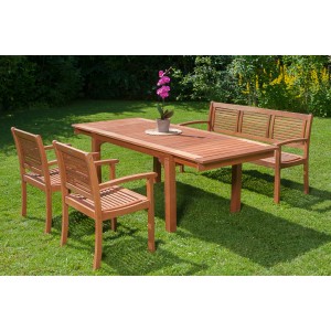 4-teilige Gartenmöbelgruppe Cordoba aus Eukalyptusholz mit Tisch, Bank und zwei Stühlen.