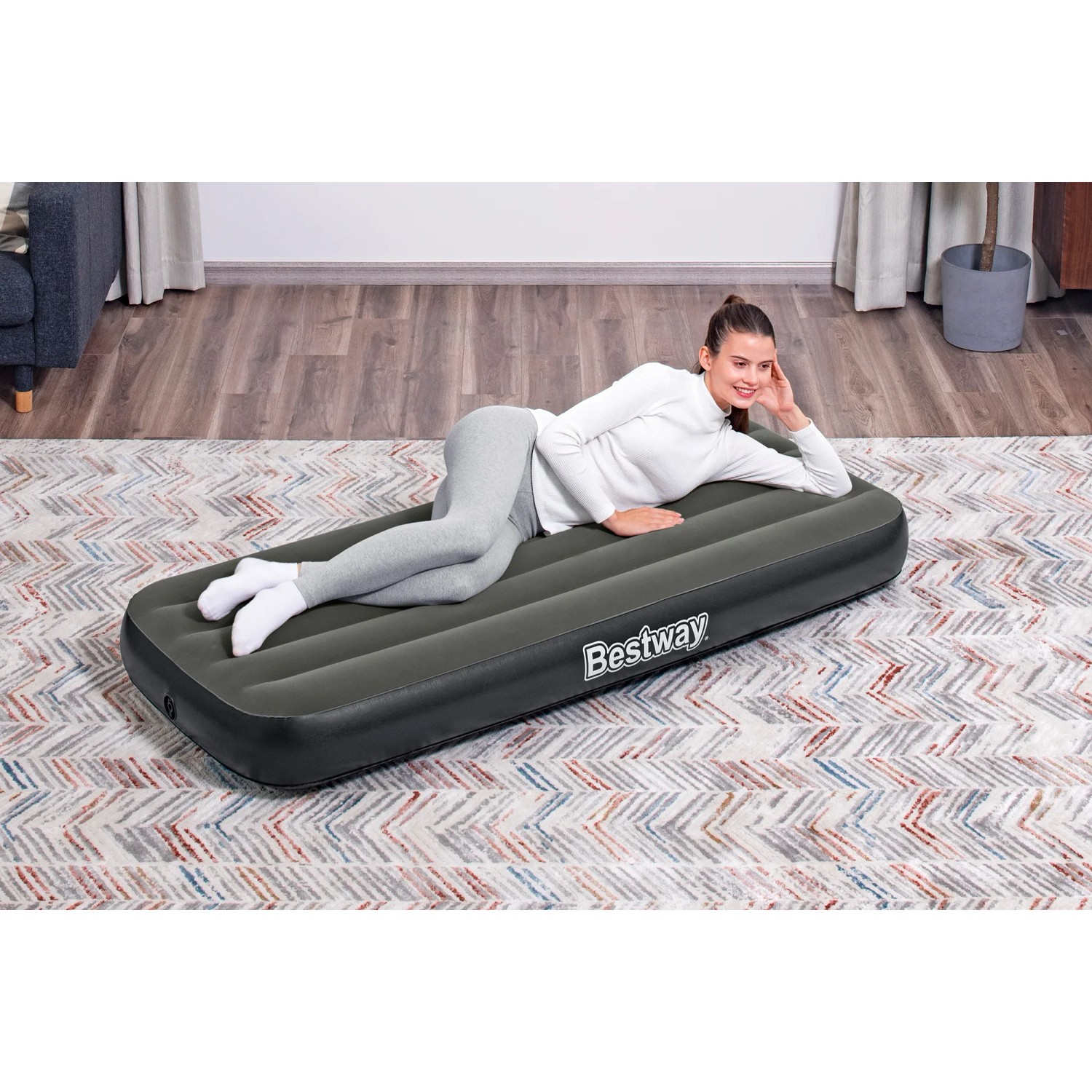 Bestway TriTech Luftbett, Einzelbett 185x76x25 cm, mit liegender Person.