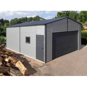 Große Liderstal Fertiggarage aus Blech, 600x850 cm, mit hellgrauen Wänden, dunkelgrauem Sektionaltor und Dach.