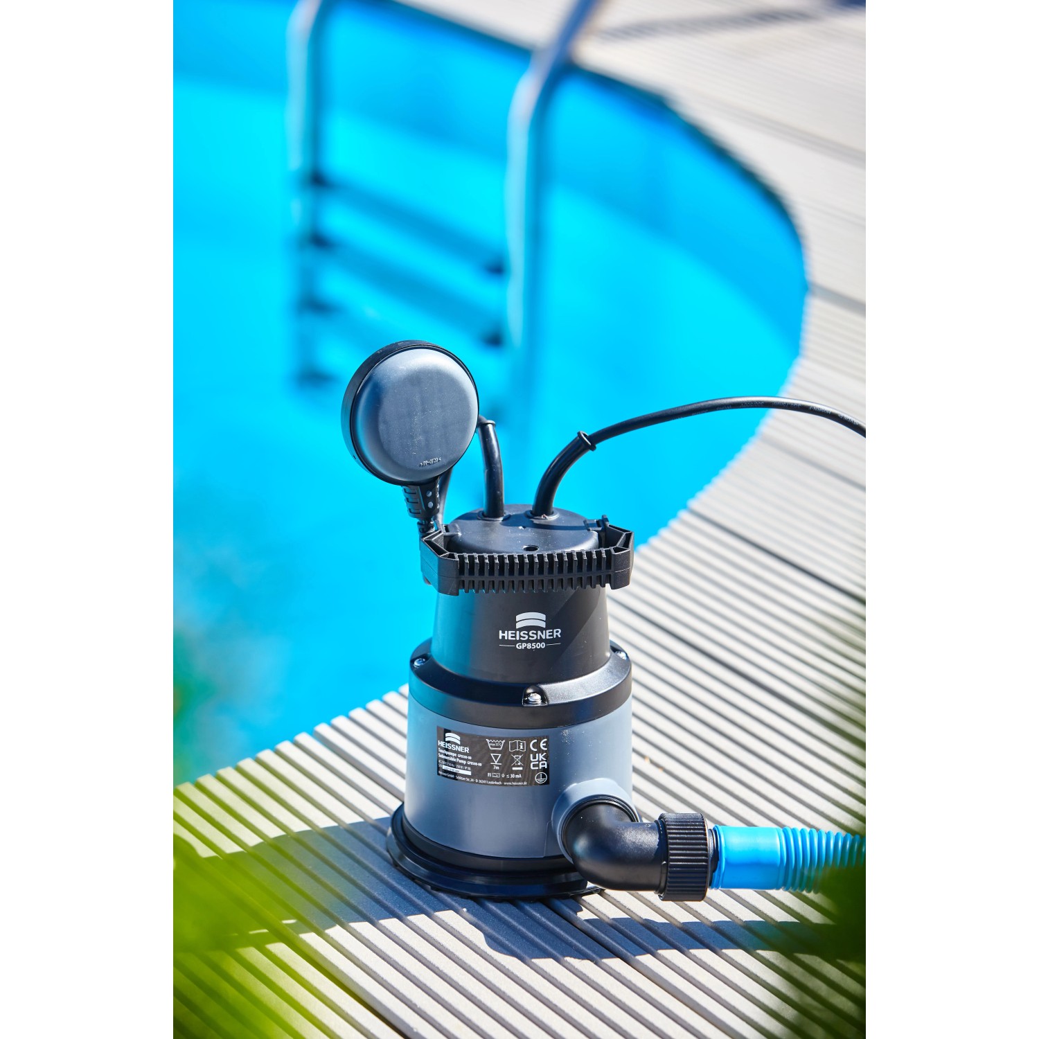 Heissner Pool-Tauchpumpe (8500 l/h) mit Soft-Standfuß am Poolrand.