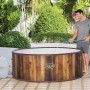 LAY-Z-SPA Helsinki AirJet Whirlpool (180cm) in Holzoptik wird mit Schlauch befüllt. Inkl. Pumpe.