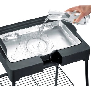 Severin Standgrill PG 8568: Wasser wird in die Gussplatte gegossen.