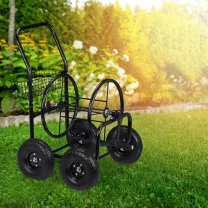 Schwarzer Metall-Gartenschlauchwagen mit 4 Lufträdern, Handkurbel und Korb auf grünem Rasen im Garten.