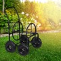 Schwarzer Metall-Gartenschlauchwagen mit 4 Lufträdern, Handkurbel und Korb auf grünem Rasen im Garten.