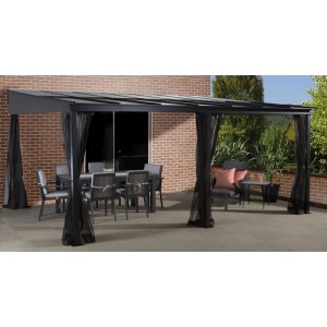 Sojag Terrassenüberdachung St. Barth, anthrazit, mit Tisch, Stühlen und Moskitonetzen.