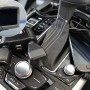 Doppelsteckdose 12V mit USB-Anschluss im Auto zum Laden von Geräten.