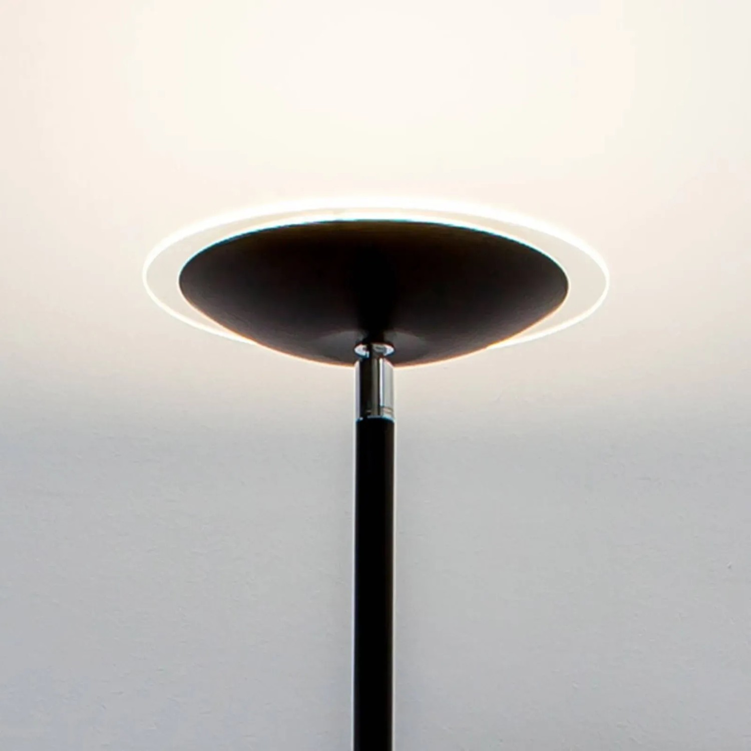 Moderne, dimmbare LED Stehlampe Malea in Schwarz. Wohnzimmerleuchte aus Metall, 1-flammig.