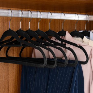 Schwarze Juskys Samt Kleiderbügel, 50er Set, im Kleiderschrank mit Kleidung.