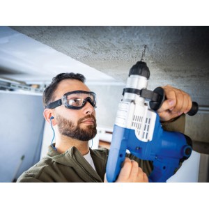 Mann mit LUX-TOOLS Schutzbrille schwarz-transparent bohrt in Decke. Kratzfeste, beschlagfreie Augenschutzbrille mit Band.