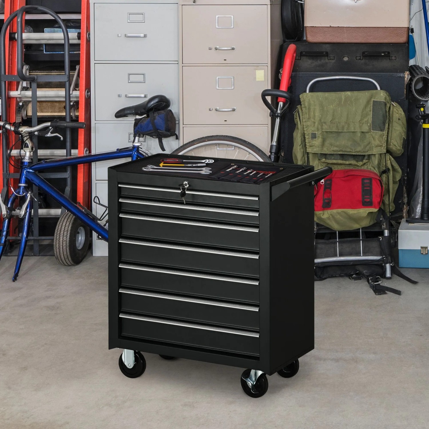 Schwarzer DURHAND Werkstattwagen aus Stahl mit 7 Schubladen, Rollen und Werkzeugen auf der Ablage, ideal für die Garage.