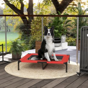 Rotes PawHut Outdoor Hundesofa mit Border Collie auf Terrasse. Bequemes Haustierbett für draußen.