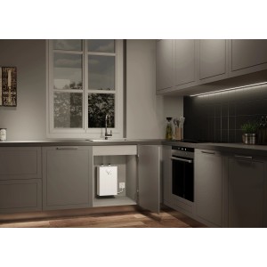 AEG Kleinspeicher Huz 5 Basis im Küchenunterschrank. Warmwasserspeicher mit 5 Liter Volumen.