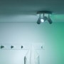 Weiße WIZ Deckenleuchte mit 3 Spots, smarte Lichtsteuerung für individuelle Beleuchtung.