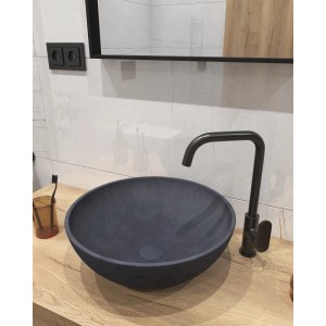Rundes anthrazitfarbenes Beton Aufsatzwaschbecken (42 cm) mit schwarzem Wasserhahn auf Holzplatte im modernen Bad.