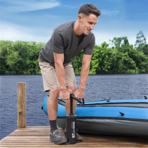 Mann pumpt mit Bestway Air Hammer Doppelhubpumpe ein Schlauchboot auf. Camping Zubehör.