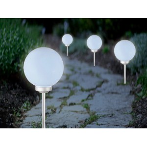 Leuchtende Solar-Kugeln Trani LED Ø 20 cm als Deko-Elemente im Garten.