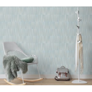 Hellgrüne Erismann Vliestapete Martinique Oxidized mit feiner Struktur und Linienmuster.