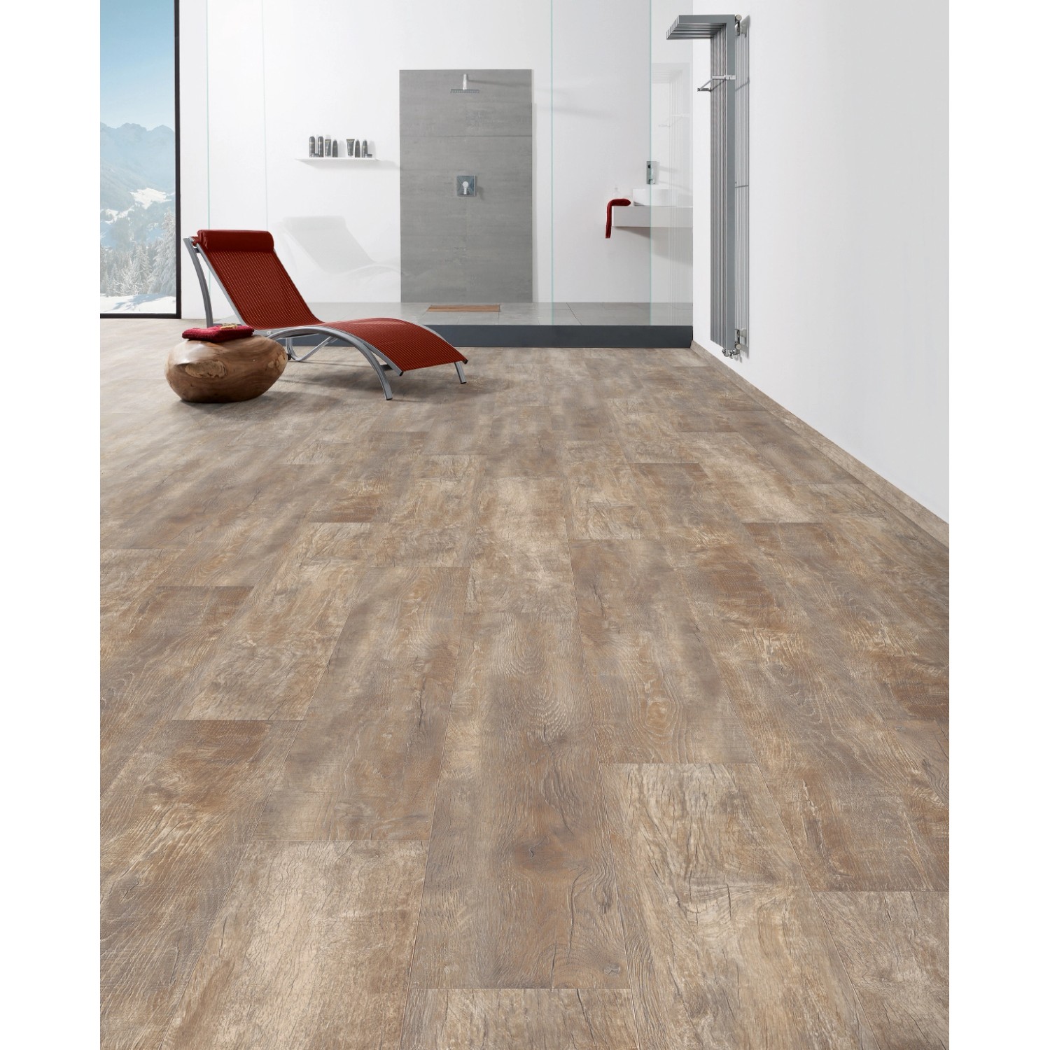 Living by Haro Designboden HydroStar Eiche Monza geräuchert im Badezimmer mit Liege.