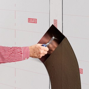 Anwendung von Lugato Flächenspachtel Turbo: Spachteln einer Wand mit einer Spachtelmasse.