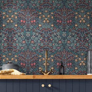 Detailaufnahme der blauen William Morris Blackthorn Vliestapete mit Blumenmuster.