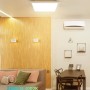 Flache, quadratische LED Deckenleuchte, 60x60 cm, 40W, warmweißes Licht in Wohnraum.