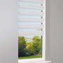 Hellgraues Vario-Rollo Sedano, 100x150 cm, mit transparenten und blickdichten Streifen am Fenster.