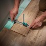 Wolfcraft Einpass-Set für Laminat und Designboden im Einsatz, Werkzeug zum Anzeichnen der Schnittlinie.