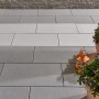 Verlegte, kugelgestrahlte, graue Kann Casavera Maxx Terrassenplatten 80x40 cm mit Pflanzen und Deko.