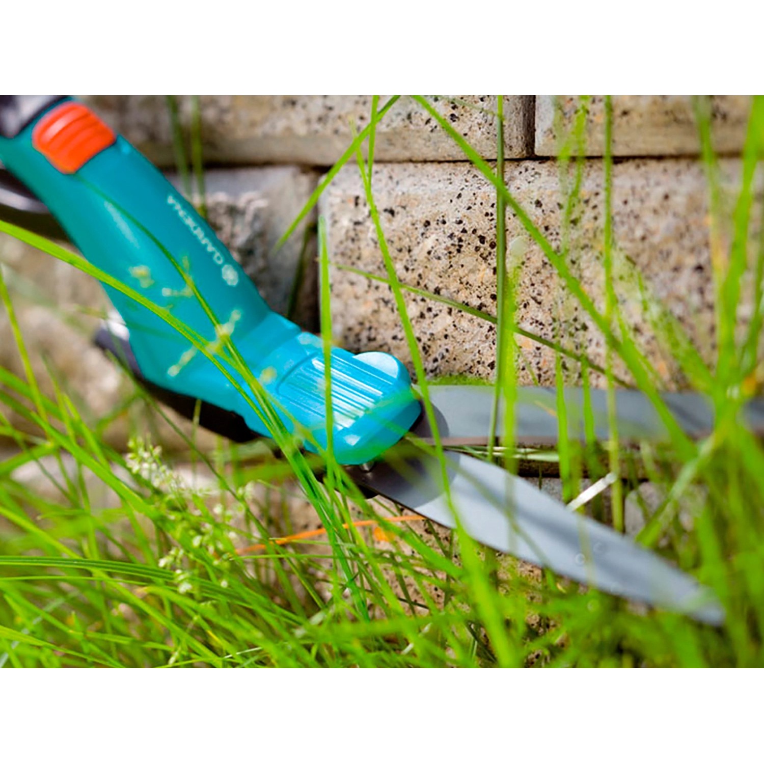 Gardena Comfort Grasschere beim Rasenkantenschnitt im Garten.