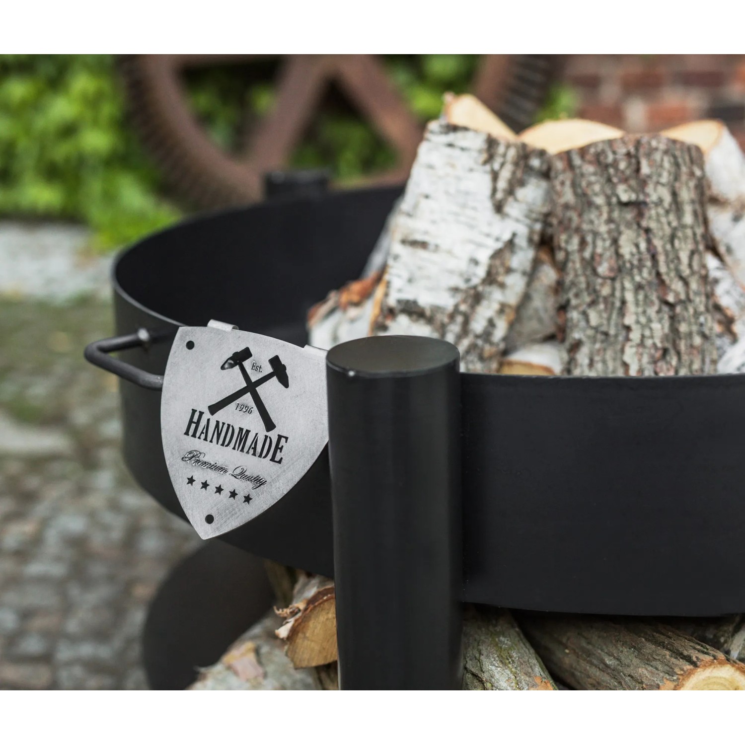 Schwarze CookKing Feuerschale Montana mit Holzlager, Ø 80 cm, aus Stahl.