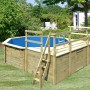 Karibu Holzpool Modell 2 D KDI mit Leiter und blauem Innenbecken im Garten.